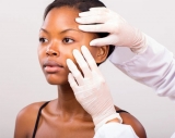 Dermatologa en pacientes con piel negra